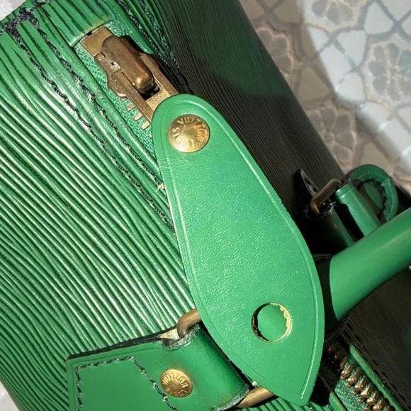 Authentic Vintage Louis Vuitton Speedy 25 in Epi Leather - Picture 10 of 16